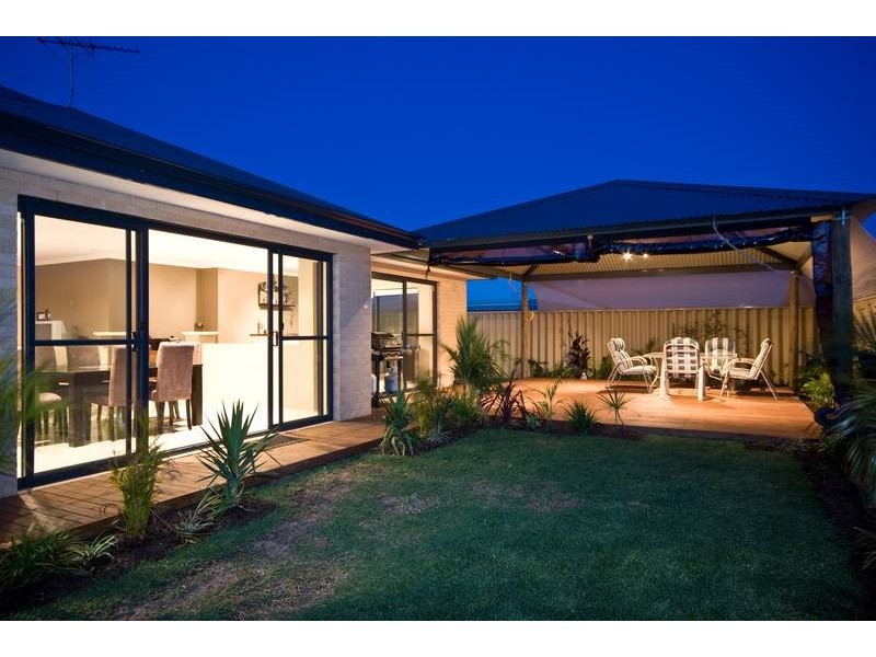 10 Leighton Gardens, Tapping WA 6065