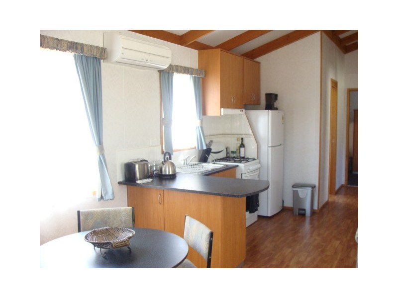 Cabin 67 Murray River Holiday Park Blair St, Moama NSW 2731