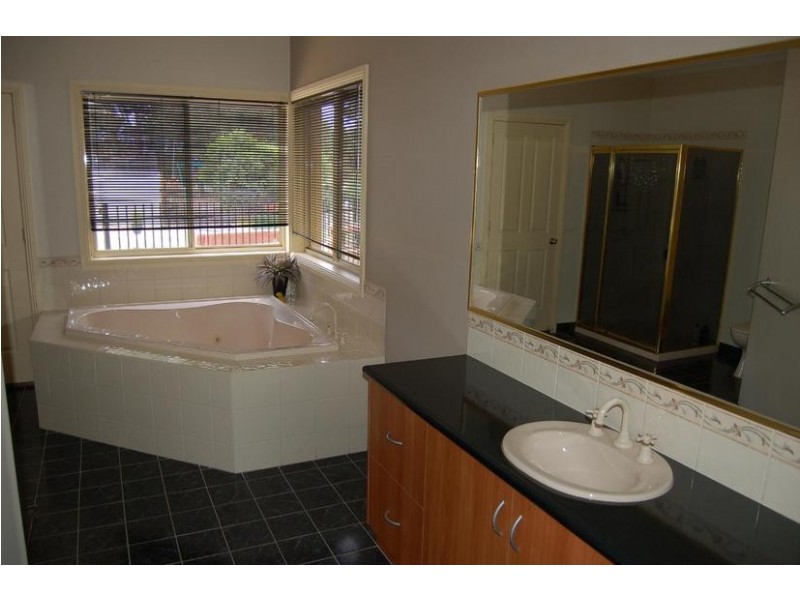 24 Hollara Drive, Moama NSW 2731