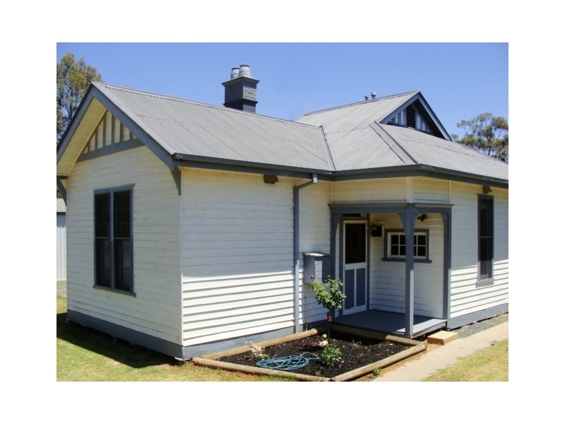 8 Moore Street, Rochester VIC 3561