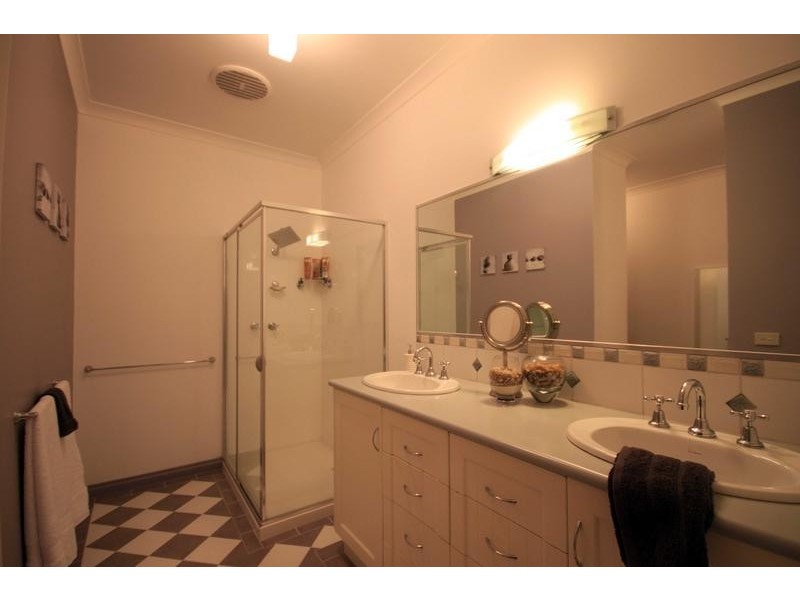 8 Ainsley Court, Echuca VIC 3564