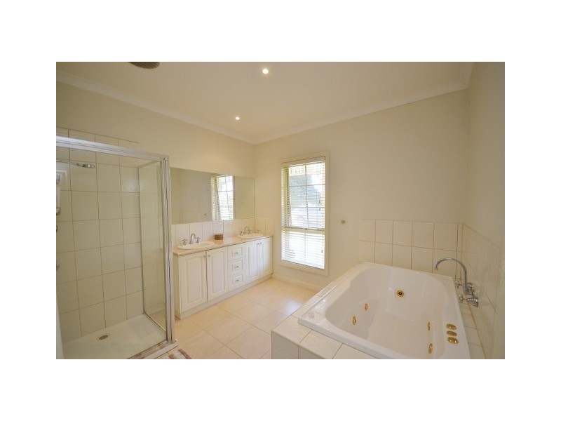 9 Kingfisher Drive West, Moama NSW 2731