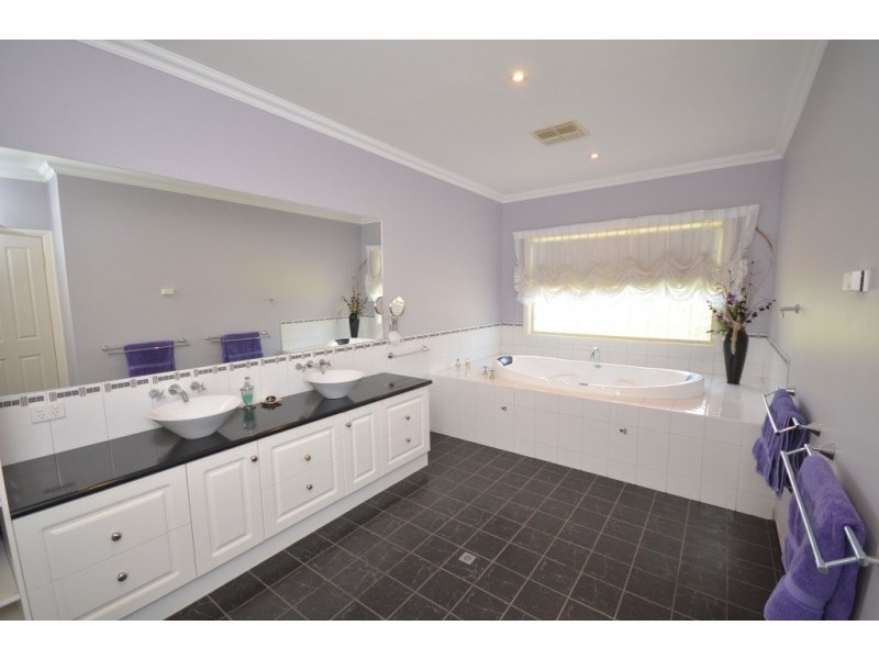 6 Silvergums Place, Moama NSW 2731