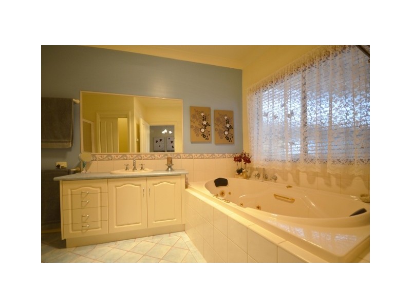 17 Village Court, Echuca VIC 3564