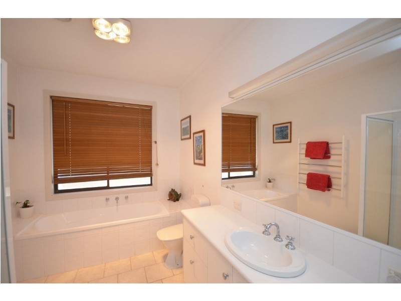 49 Ogilvie Avenue, Echuca VIC 3564