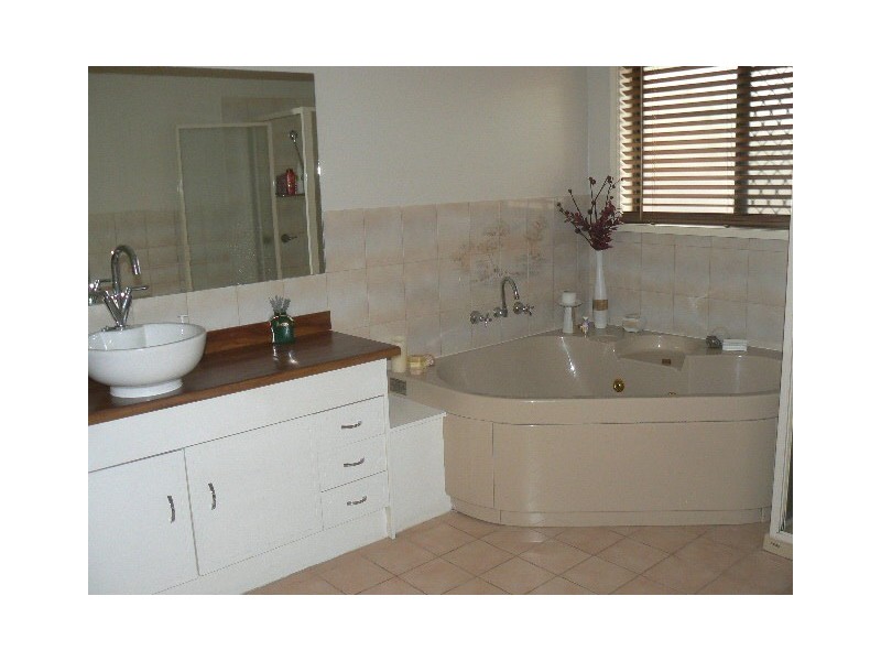 9 Ada Crt, Echuca VIC 3564