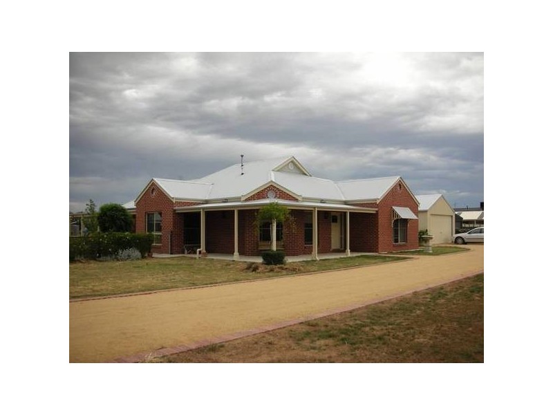 64 Chelsworth Drive, Echuca VIC 3564