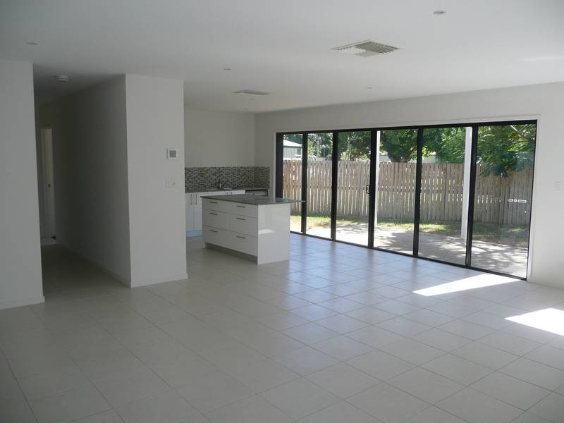 2/11 Field Street, Bowen QLD 4805