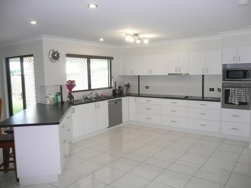 8 Lemon Grove, Bowen QLD 4805