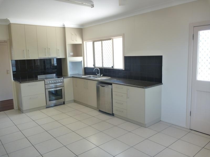 9 Murray Ave, Bowen QLD 4805