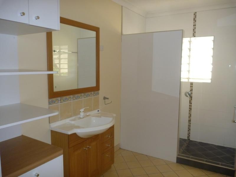 9 Murray Ave, Bowen QLD 4805