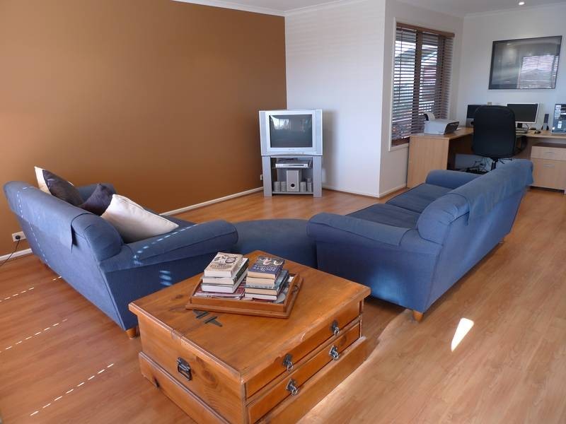 15 Barnes Crescent, Woodcroft SA 5162