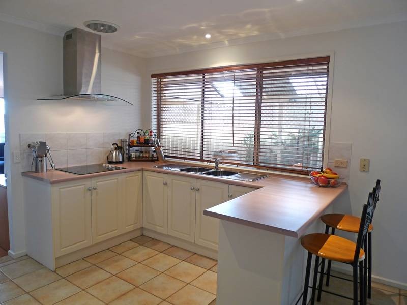 15 Barnes Crescent, Woodcroft SA 5162