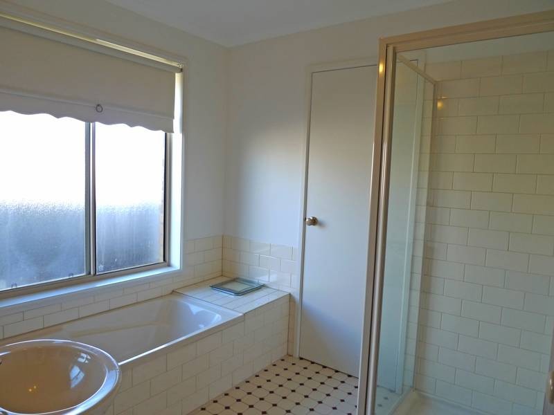 15 Barnes Crescent, Woodcroft SA 5162