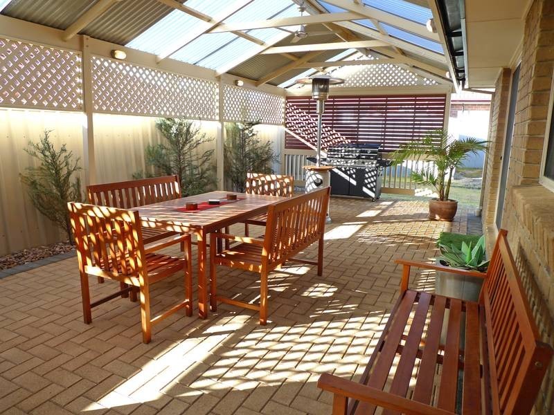 15 Barnes Crescent, Woodcroft SA 5162