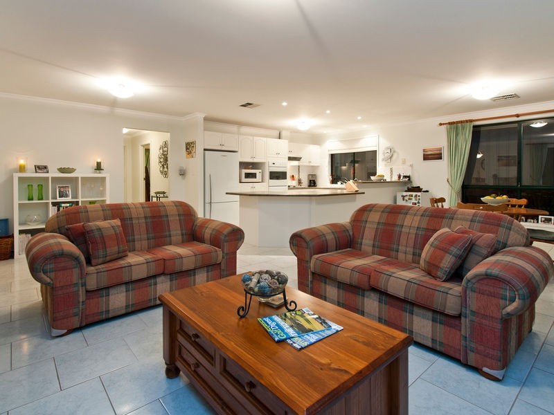 13 Paignton Close, Moana SA 5169