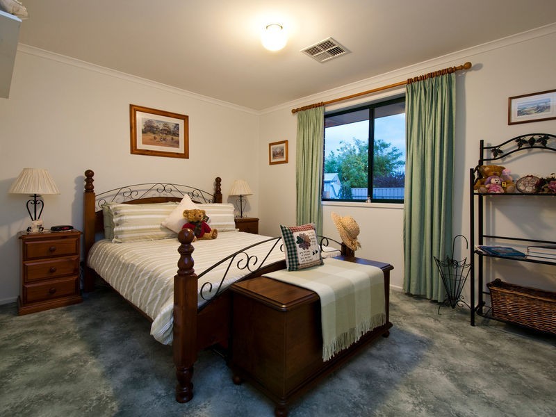 13 Paignton Close, Moana SA 5169