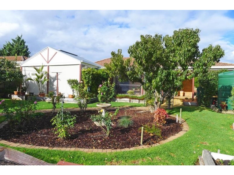 27 Warilda Crescent, Hallett Cove SA 5158