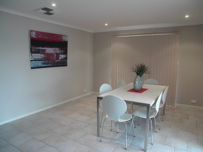 17 Crossing Road, Aberfoyle Park SA 5159