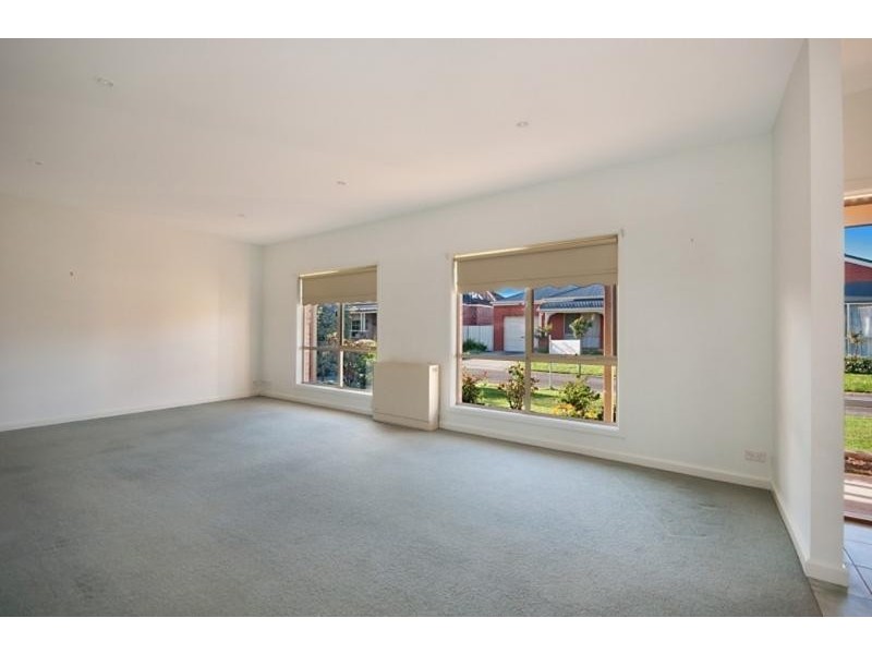 8 Winnen Place, Port Fairy VIC 3284