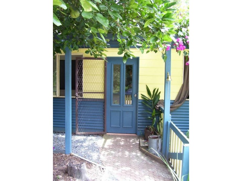 11 Robin Street, Macleay Island QLD 4184