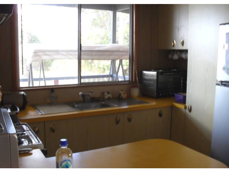 8 Glen Street, Macleay Island QLD 4184