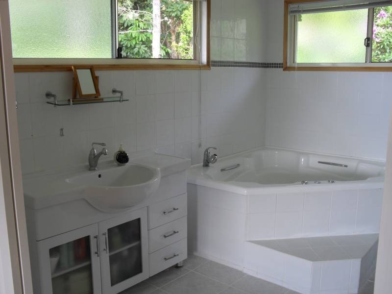 1 Koonwarra Parade, Macleay Island QLD 4184