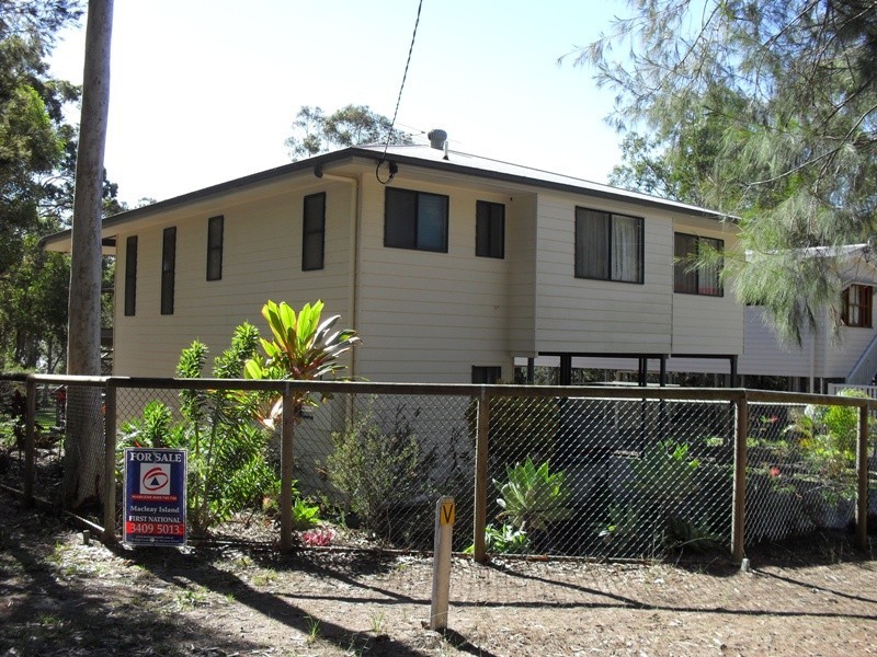 1 Dinjerra Street, Macleay Island QLD 4184