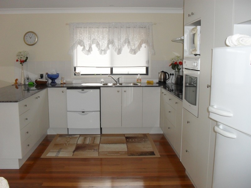 1 Dinjerra Street, Macleay Island QLD 4184