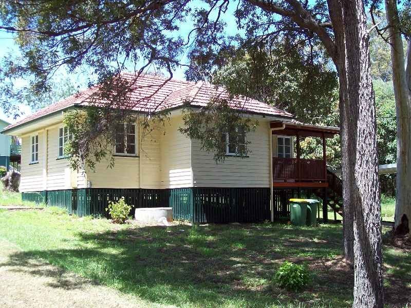 10 Rhodes Street, Macleay Island QLD 4184