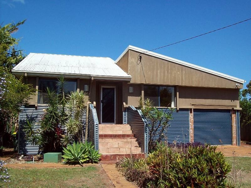 4 Emily Crescent, Macleay Island QLD 4184