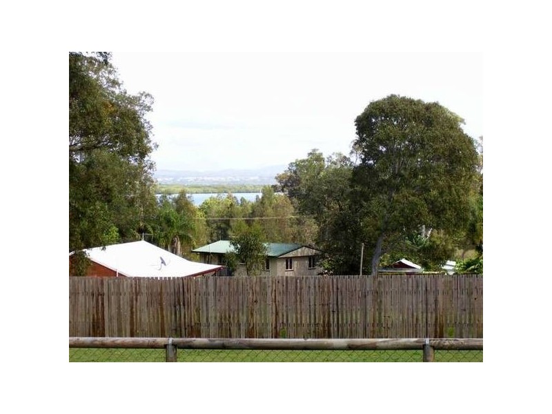 18 Eastbourne Terrace, Macleay Island QLD 4184