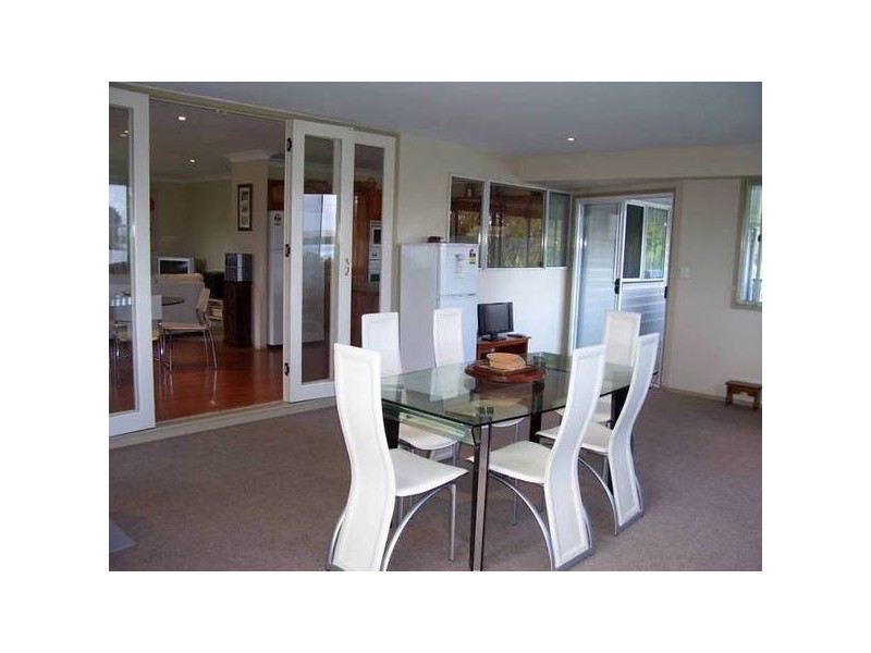 18 Eastbourne Terrace, Macleay Island QLD 4184