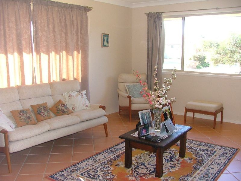 4 Bayview Dr, Yamba NSW 2464