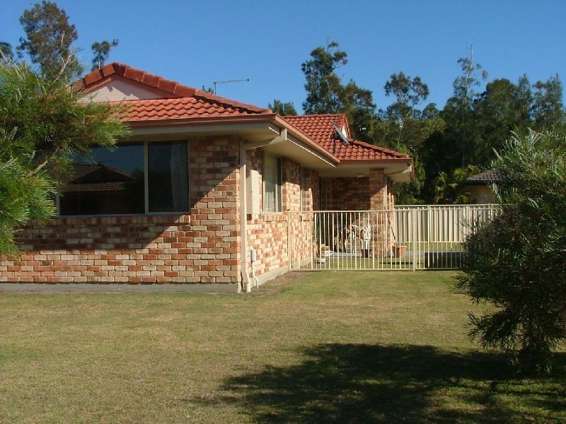 4 Bayview Dr, Yamba NSW 2464