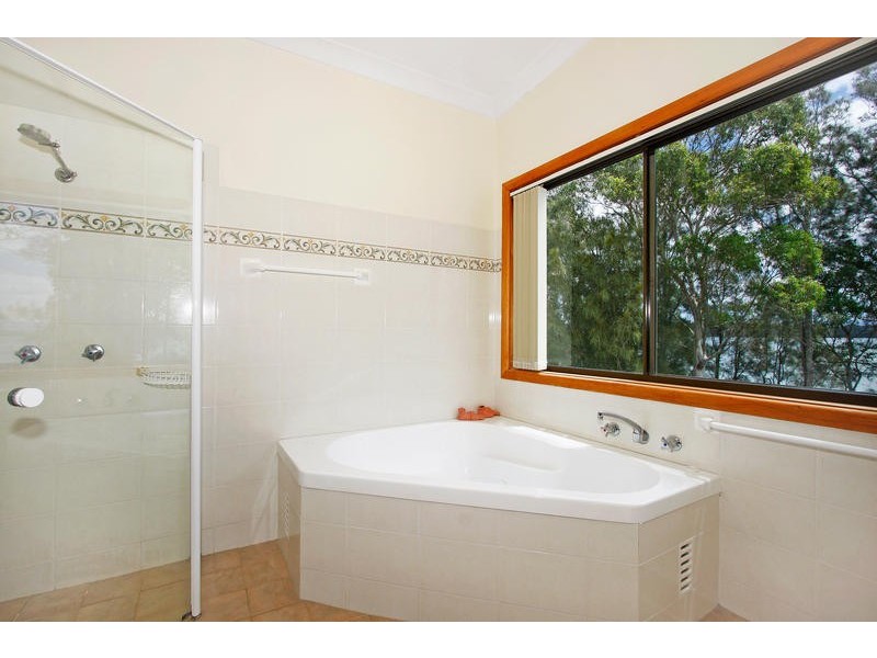 13 Macquarie Road, Mannering Park NSW 2259