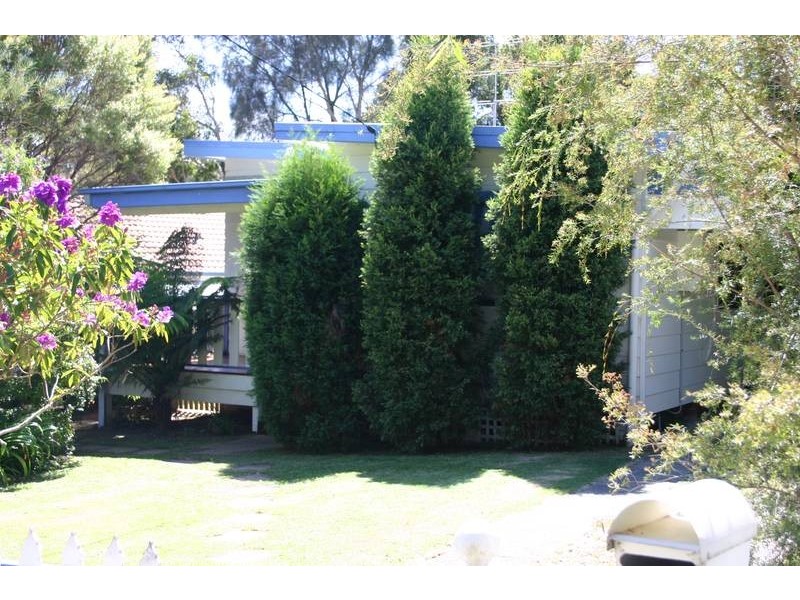 27 Cams Boulevard, Summerland Point NSW 2259