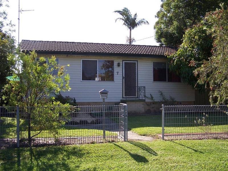 7 Warwick Avenue, Mannering Park NSW 2259