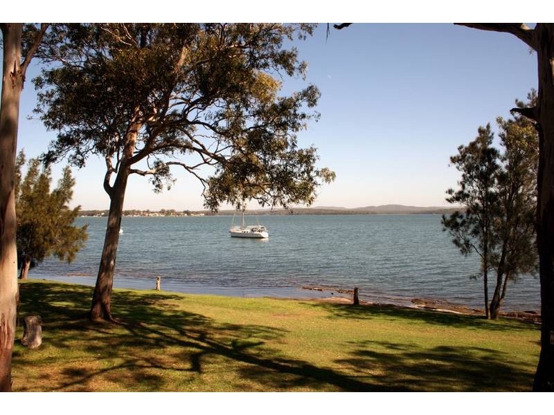 2 Omaru Place, Summerland Point NSW 2259