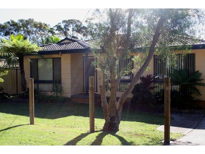 2 Griffith Street, Mannering Park NSW 2259