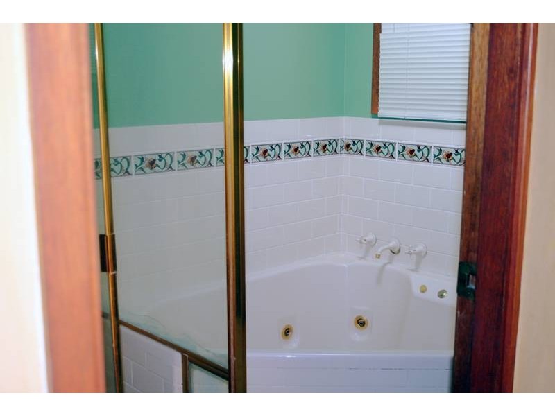 2 Griffith Street, Mannering Park NSW 2259