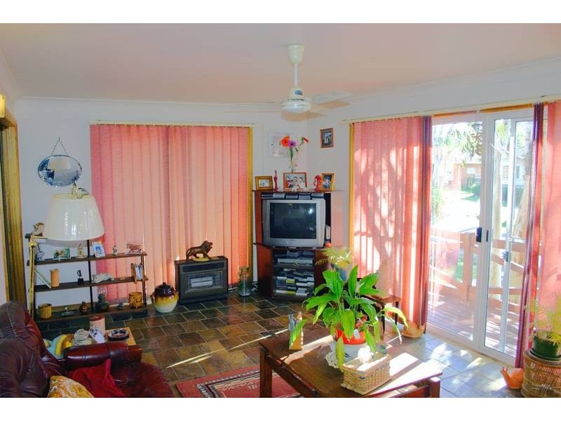 9 Barclay Avenue, Mannering Park NSW 2259