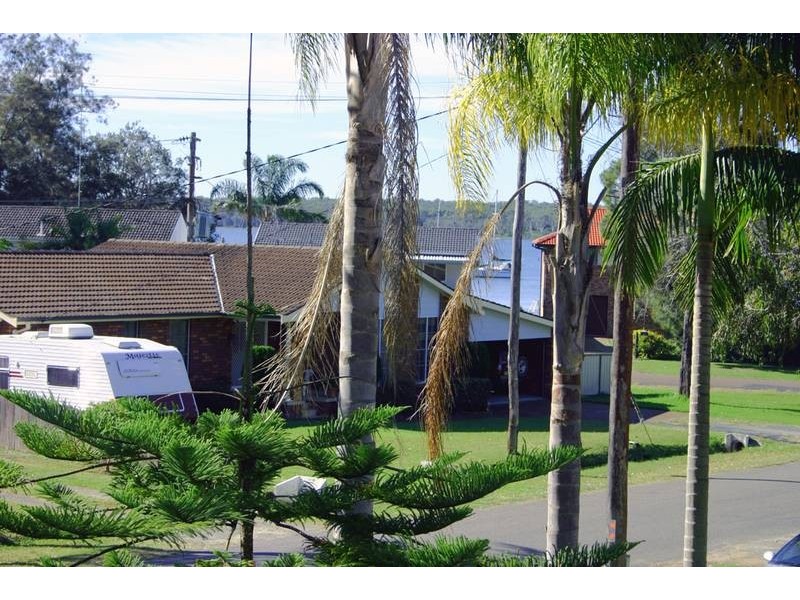 9 Barclay Avenue, Mannering Park NSW 2259
