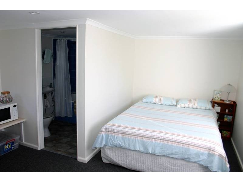 28 Griffith Street, Mannering Park NSW 2259