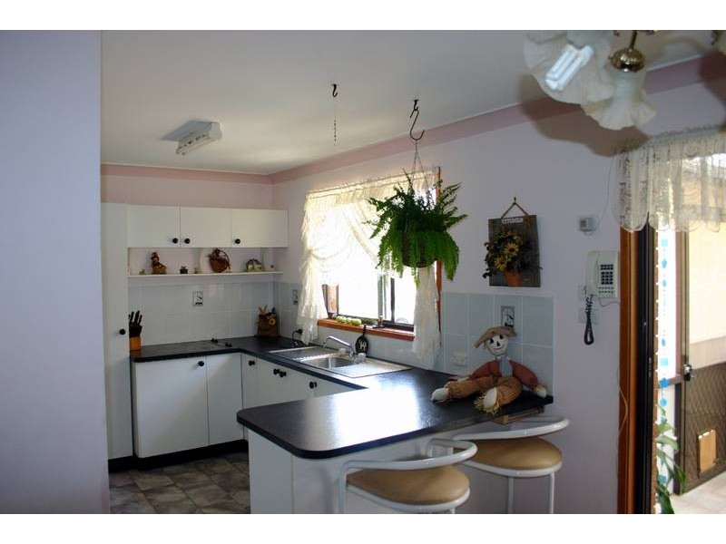 2 Warrina Avenue, Summerland Point NSW 2259