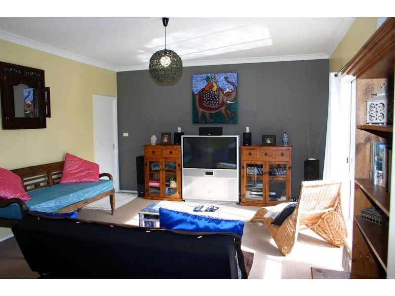 1 Vales Road, Mannering Park NSW 2259