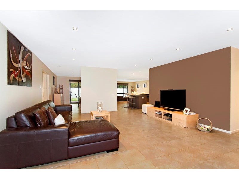 10 Illawong Road, Summerland Point NSW 2259