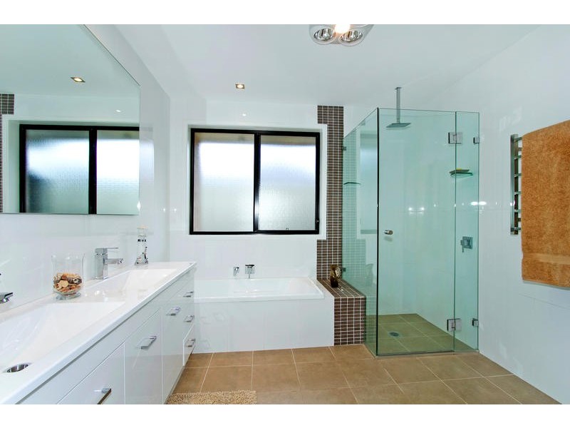 10 Illawong Road, Summerland Point NSW 2259