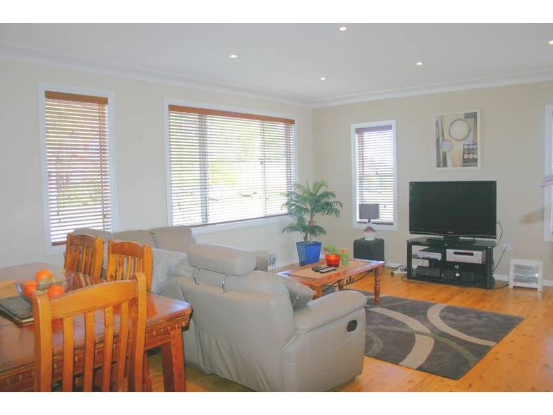 8 Greenway Avenue, Mannering Park NSW 2259