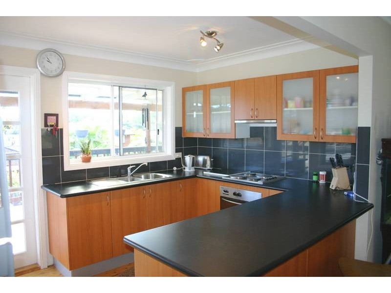 8 Greenway Avenue, Mannering Park NSW 2259